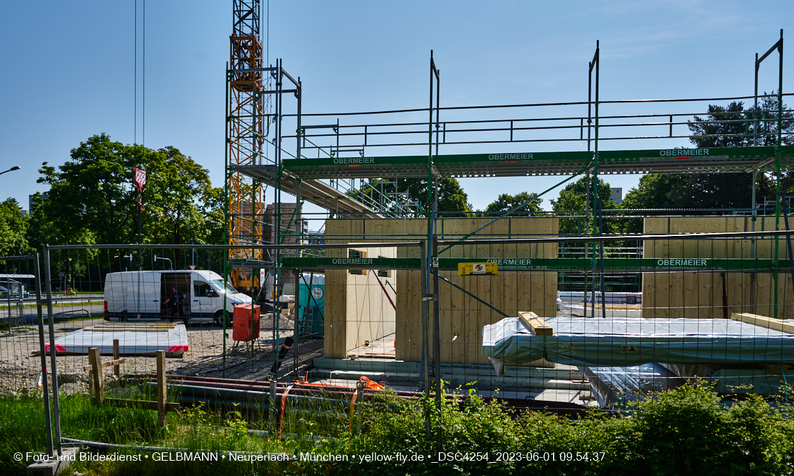 01.06.2023 - Neue Holzwände für das Haus für Kinder in Neuperlach in München